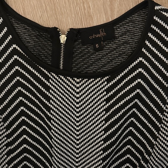 Elegant Black and White Chevron Backless Dress - Picture 2 of 4